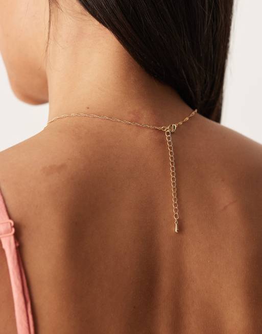Collar dorado con colgante de piedra ámbar de DesignB London, 2 de 3