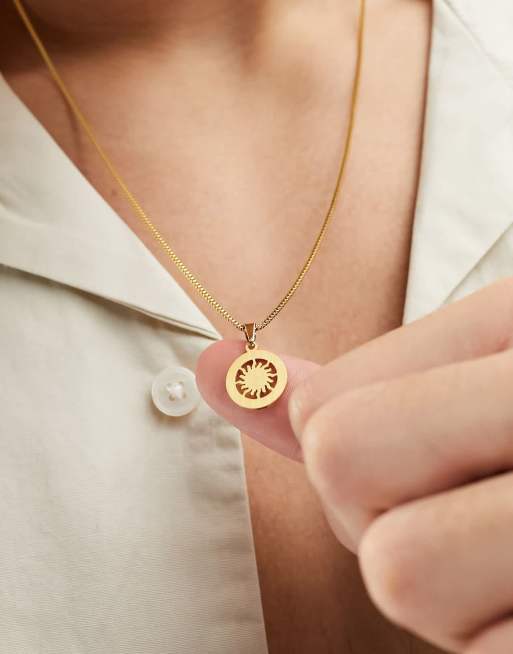Collar dorado con colgante redondo de acero inoxidable resistente al agua de ASOS DESIGN  , 4 de 4