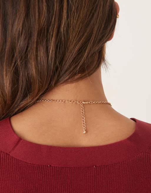 Collar dorado con detalle de tres flores grandes de ASOS DESIGN, 2 de 3