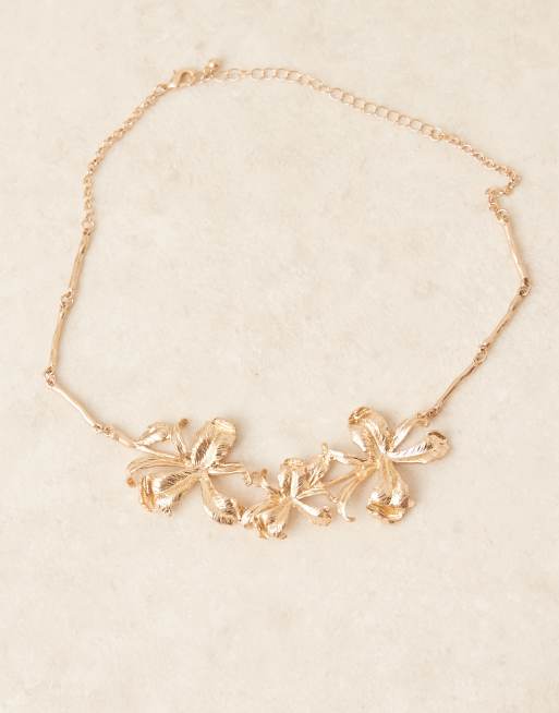 Collar dorado con detalle de tres flores grandes de ASOS DESIGN, 3 de 3