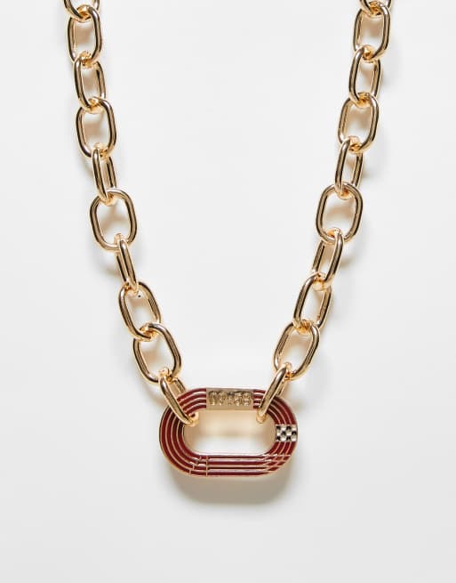 Collar dorado con diseño de eslabones ovalados y colgante de pista de carreras con detalle de récord mundial de WFTW