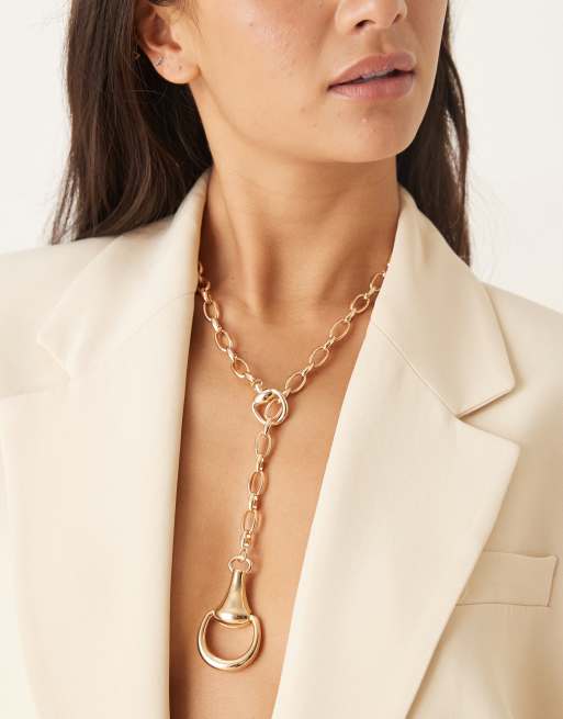 Collar dorado de cadena con colgante de Mango