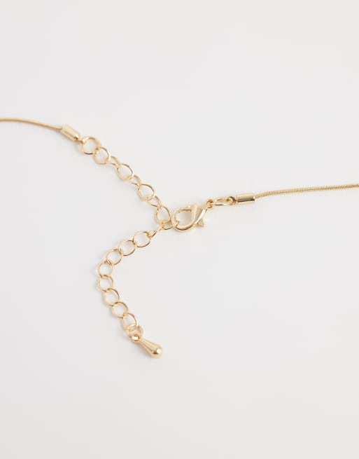 Collar dorado de cadena con colgante triple de DesignB London, 4 de 4