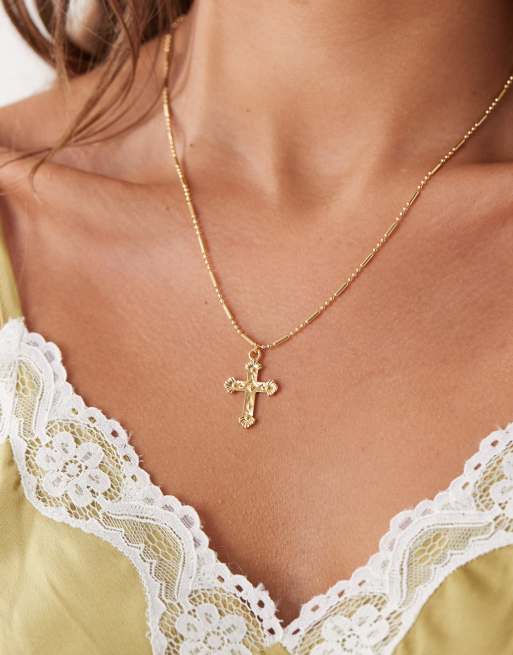 Collar dorado de cadena con cruz discreta Saybrook de Petit Moments, 2 de 3