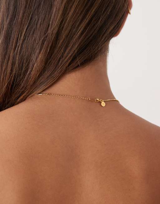 Collar dorado de cadena con cruz discreta Saybrook de Petit Moments, 3 de 3
