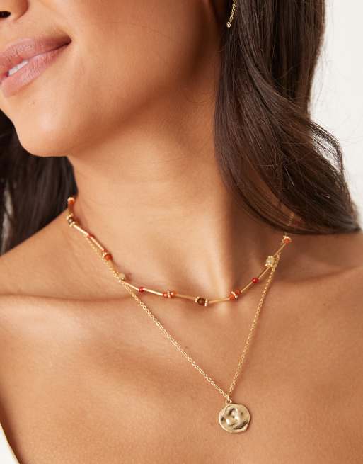 Collar dorado de cadena con cuentas y colgante de Mango