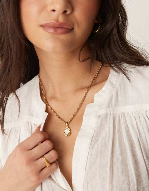 Collar dorado de cadena efecto cuerda y colgante de perla de imitación de acero inoxidable resistente al agua de ASOS DESIGN