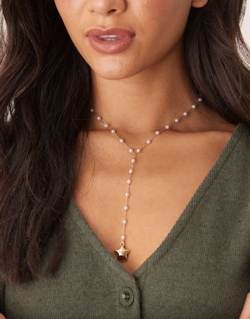 Collar dorado de cadena estilo lariat con perlas y colgante de estrella de DesignB London