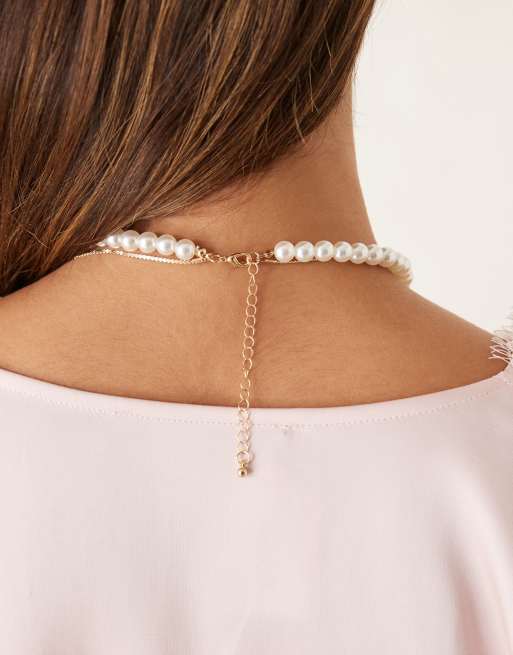 Collar dorado de varias hileras con colgante y perlas de DesignB London, 3 de 3