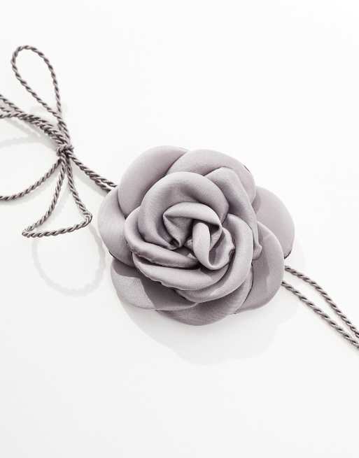 Collar gris plateado con detalle floral de Reclaimed Vintage, 2 de 4