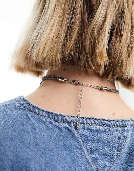 Collar gris plateado con detalle floral de Reclaimed Vintage, 3 de 4