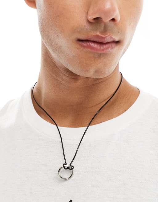 Collar negro de cordón con colgante circular de Faded Future