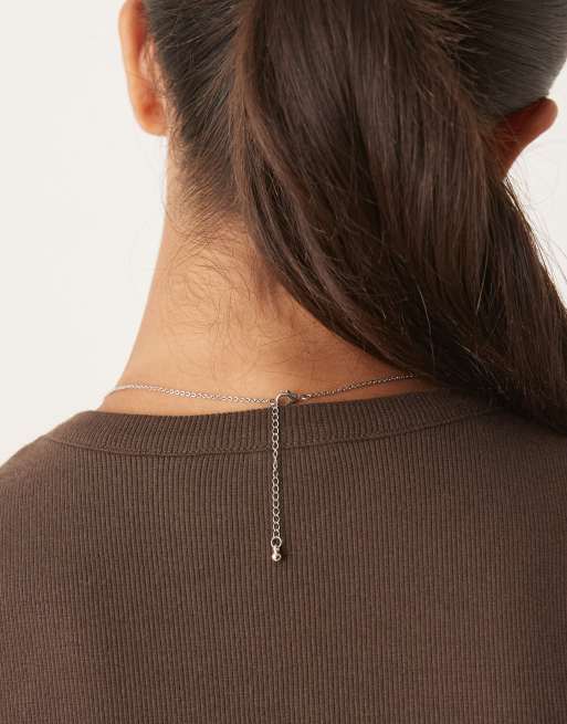 Collar plateado con colgante de dos eslabones entrelazados efecto fundido de DesignB London, 3 de 3