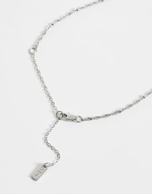 Collar plateado con colgante de escudo y estrella grabada de ASOS DESIGN, 3 de 4