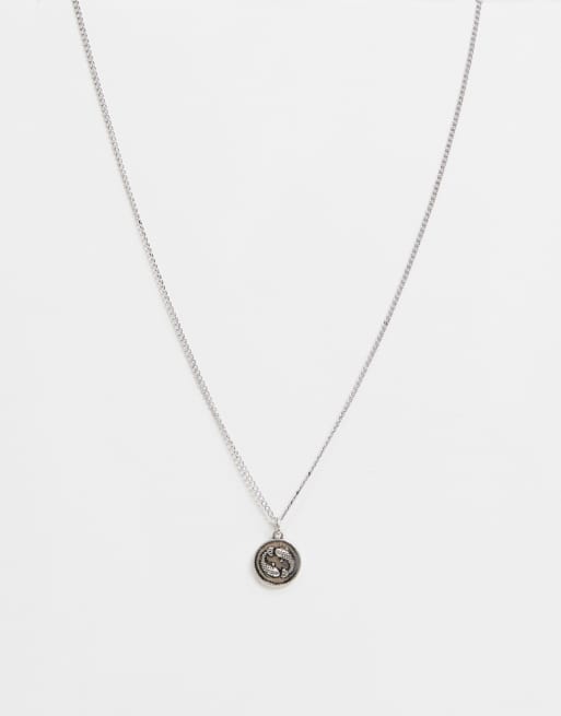 Collar plateado con colgante de etiqueta con grabados de Icon Brand