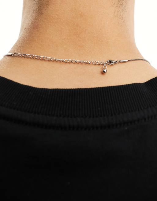 Collar plateado con colgante redondo de acero inoxidable resistente al agua de ASOS DESIGN, 4 de 4
