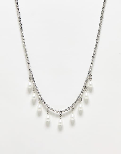 Collar plateado con colgantes y charms de perlas de True Decadence