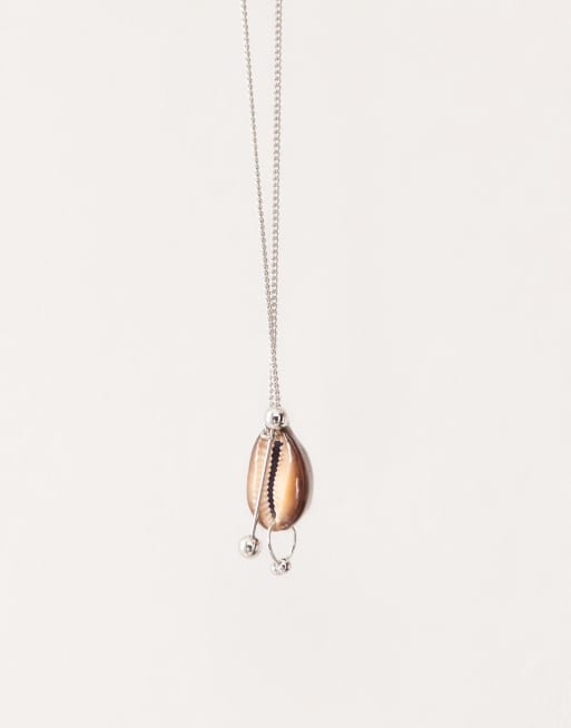 Collar plateado con diseño de concha de Weekday, 2 de 3