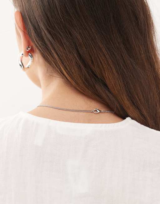 Collar plateado con diseño de concha de Weekday, 3 de 3