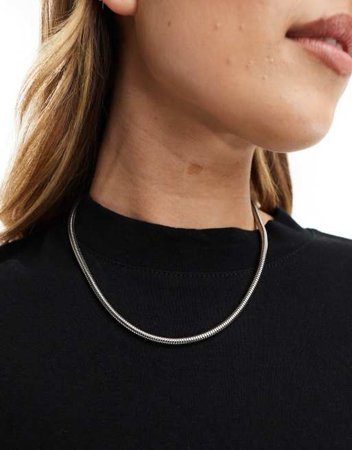 Collar plateado estilo cadena de serpiente de Weekday