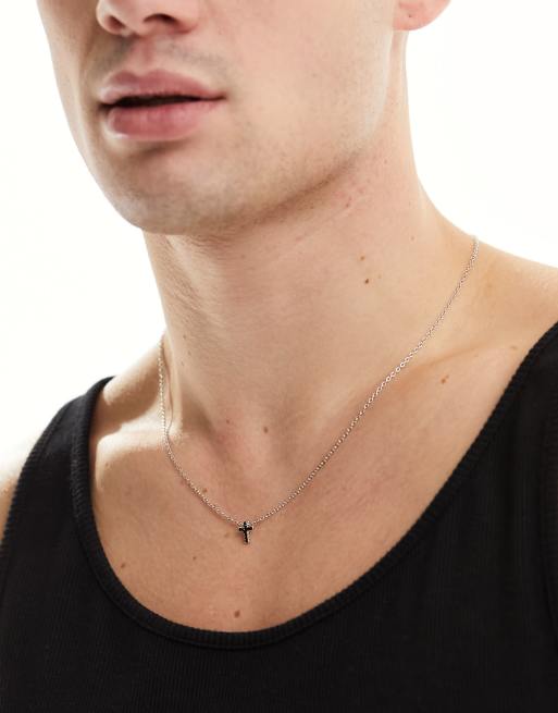 Collar plateado minimalista con colgante de cruz con cristales negros de Faded Future