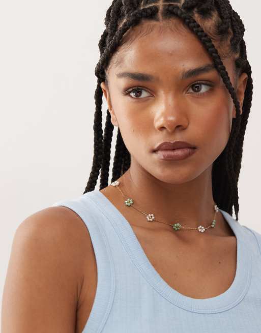 Collar verde y dorado con diseño de flores estáticas de Petit Moments