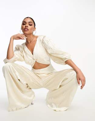Collective The Label - Exclusives - Jumpsuit met gedraaid detail en uitsnijdingen in oesterkleur