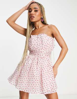Collective The Label - Exclusivité - Robe courte bandeau en organza à imprimé cœurs - Rose