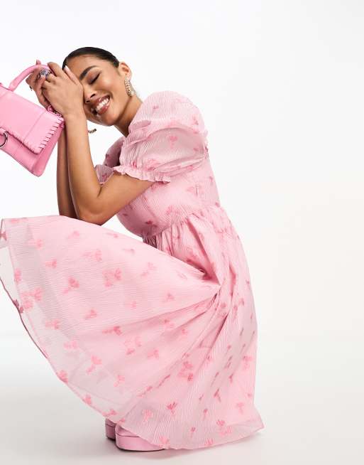 Collective The Label – Hängerkleid aus rosa Brokat mit Blumenmuster und Puffärmeln