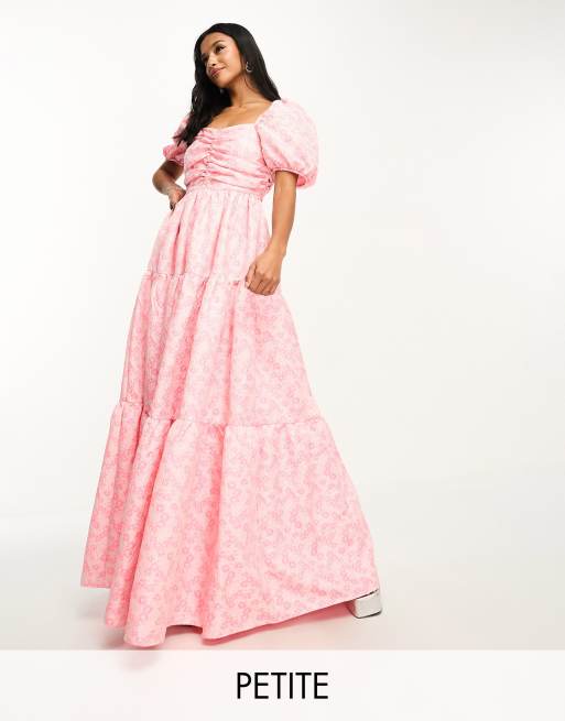 Collective The Label Petite – Exklusives Jacquard-Maxikleid in Rosa mit Gänseblümchenmuster und Puffärmeln