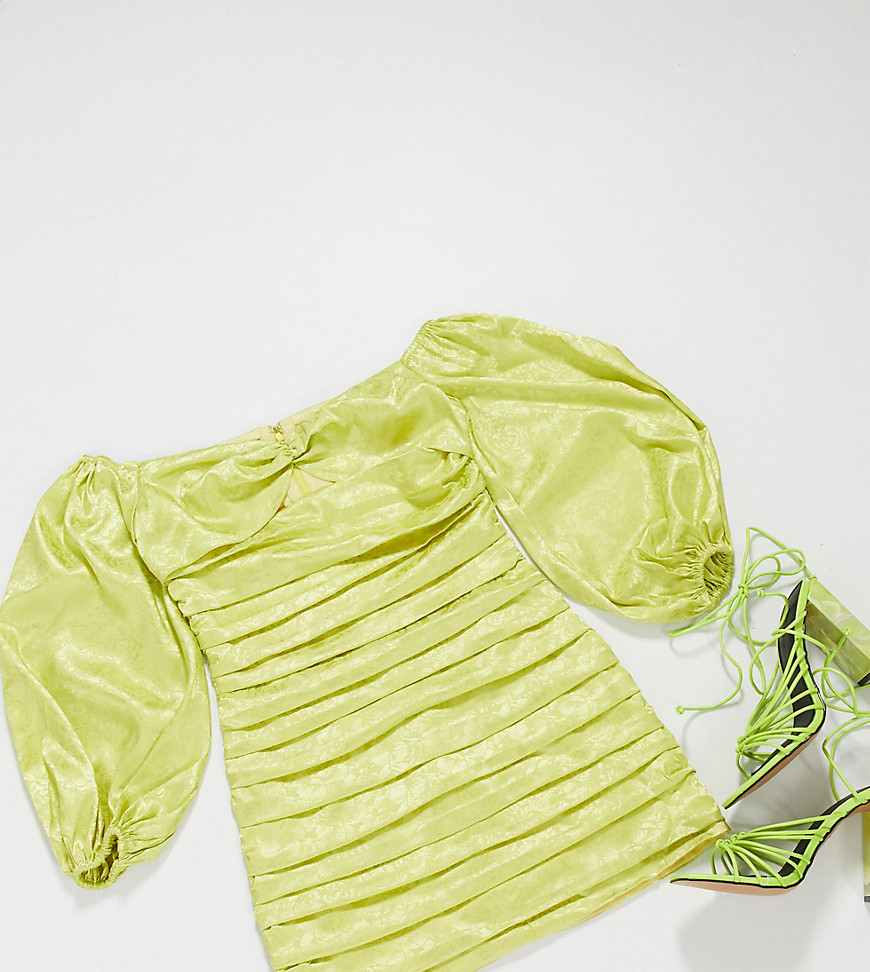 Collective the Label – Petite – Olivgrön, rynkad miniklänning i jacquard med bardotringning och vid ärm
