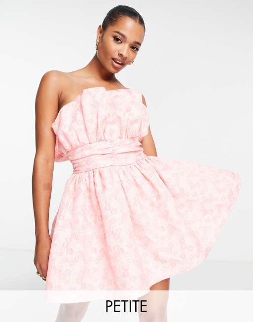 Collective the Label Petite – Różowa usztywniana sukienka mini z dekoltem bandeau z żakardowym kwiatowym wzorem