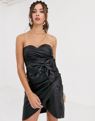 Collective The Label – Trägerloses Mini-Kleid aus schwarzem PU mit Schleife