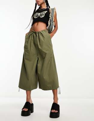 COLLUSION 3/4 length parachute trousers in khaki-Green