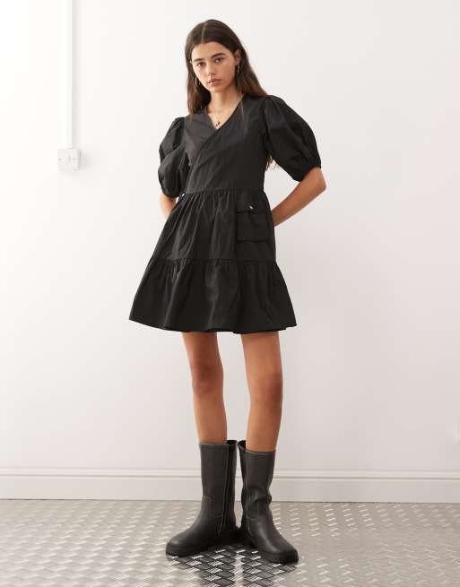 COLLUSION - Aangerimpelde mini jurk van nylon met zakdetail in zwart, 2 van 4
