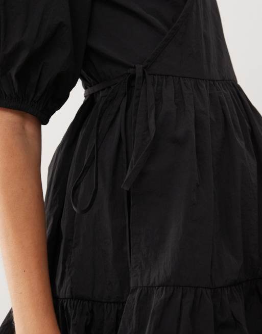 COLLUSION - Aangerimpelde mini jurk van nylon met zakdetail in zwart, 3 van 4
