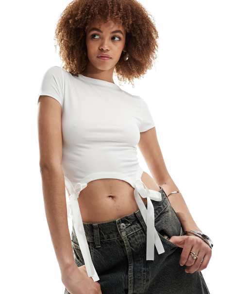 COLLUSION - Aansluitend T-shirt met korte mouwen en strikjes in wit - view 1