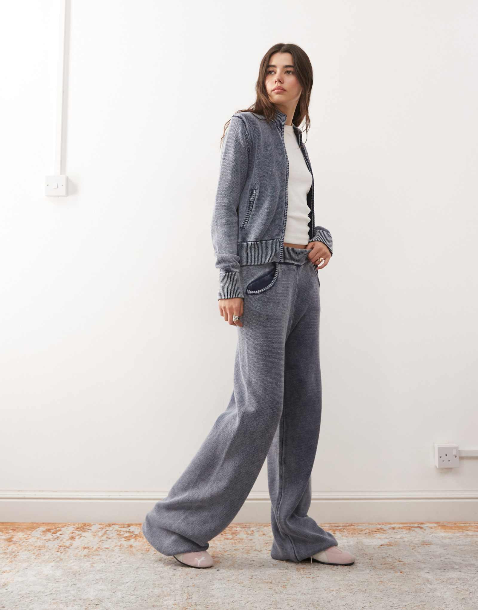 Спортивные брюки из плотной вафельной ткани с кислотной стиркой COLLUSION синего цвета - часть комплекта