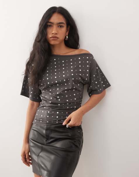 COLLUSION - Afslappet grå offshoulder-T-shirt med draperinger og nitter over det hele - view 1