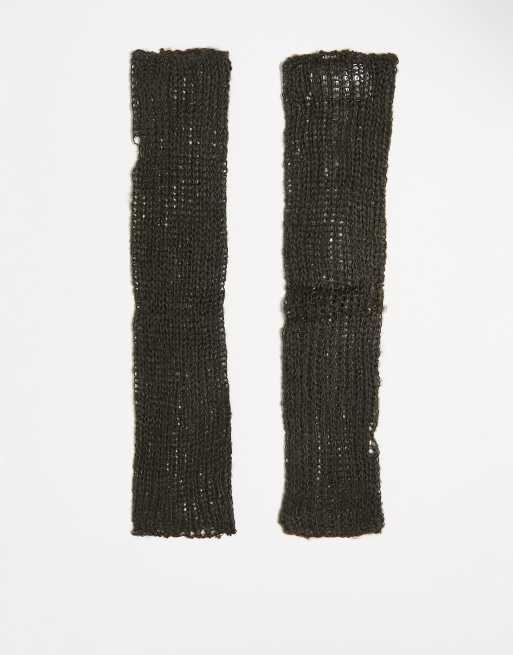 COLLUSION – Armwärmer aus grobmaschigem Strickmaterial in Braun