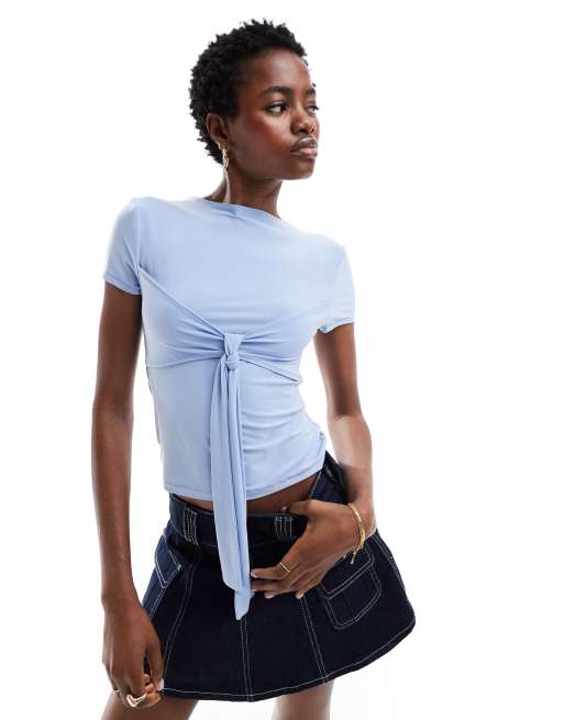 COLLUSION – Baby Fit T-Shirt in Hellblau mit Schleife vorne