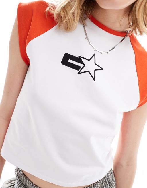 COLLUSION - Baby-T-shirt med logo og kontrasterende detaljer i hvid og rød, 2 af 4