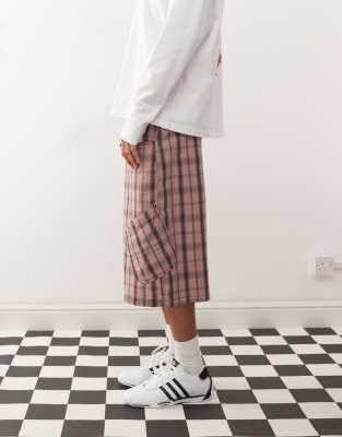 baggy longline shorts in pink check