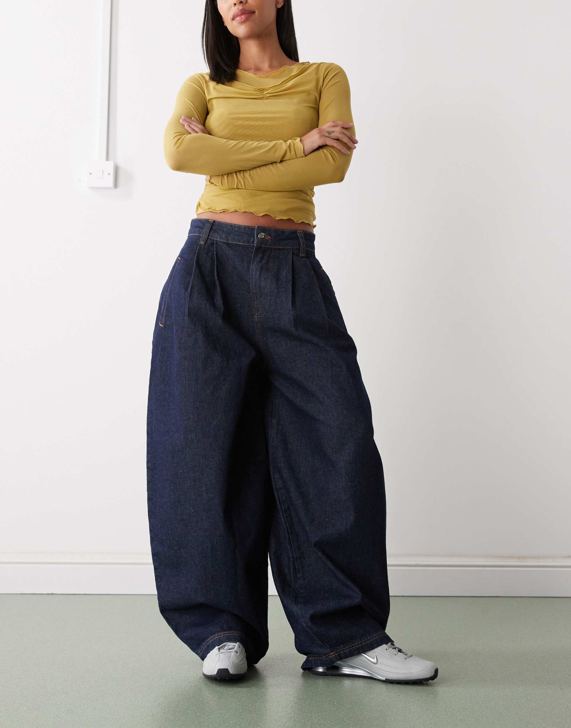collusion baggy pleated jeans in blue rinse