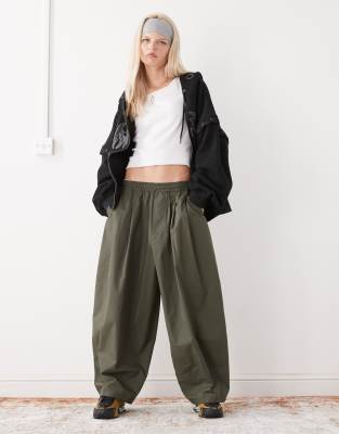 Collusion Balloon Leg Pant In Green