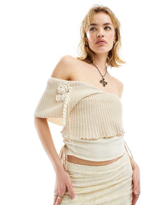 COLLUSION – Bardot-Oberteil aus plattiertem Strickmaterial in Ecru mit Ansteckblume