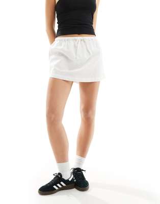 collusion beach low rise woven mini skirt in ecru