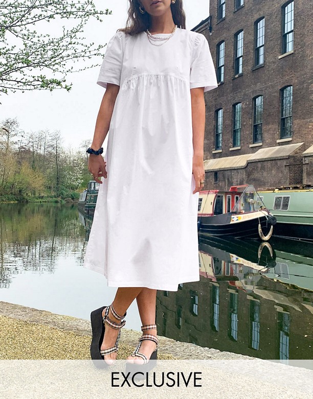  Miejsce COLLUSION – Biała luźna sukienka midi z wiązaniem na plecach Biały