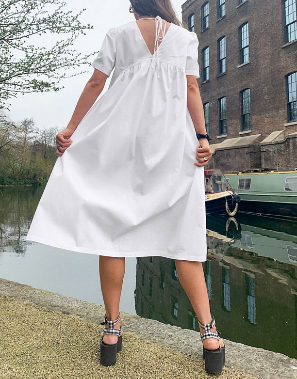  Miejsce COLLUSION – Biała luźna sukienka midi z wiązaniem na plecach Biały