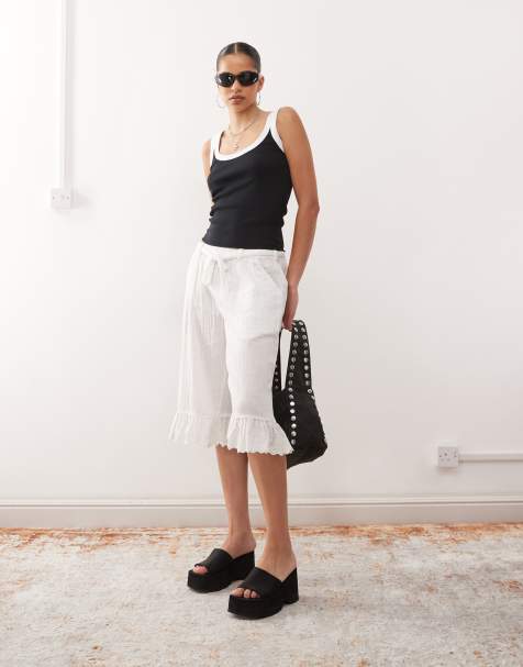 COLLUSION – Białe spodnie z krótszymi nogawkami wykończonymi falbanką - view 1